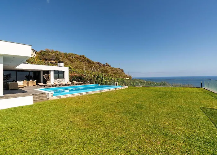 Вилла Oak Tree Ocean View Понта-ду-Сол